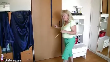 彼らは彼女の最初の肛門の浸透を作るとき、若いスペインの女性は苦しむ