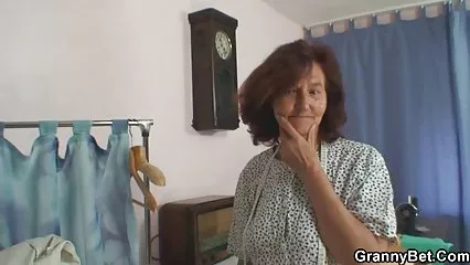 予期せぬ若い女性が巨大なディックで逮捕された