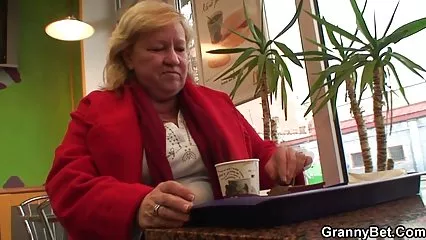 熱心にファックされるのを待っている素敵なおっぱいのスリムな雌犬