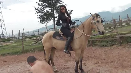 小さくてしっかりしたお尻が巨根の雄鶏で逮捕されました