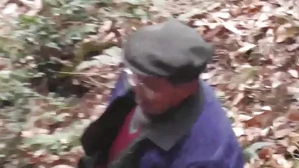 彼は彼の若いガールフレンドのお尻を全部で彼女に浸透させながらトレーニングする